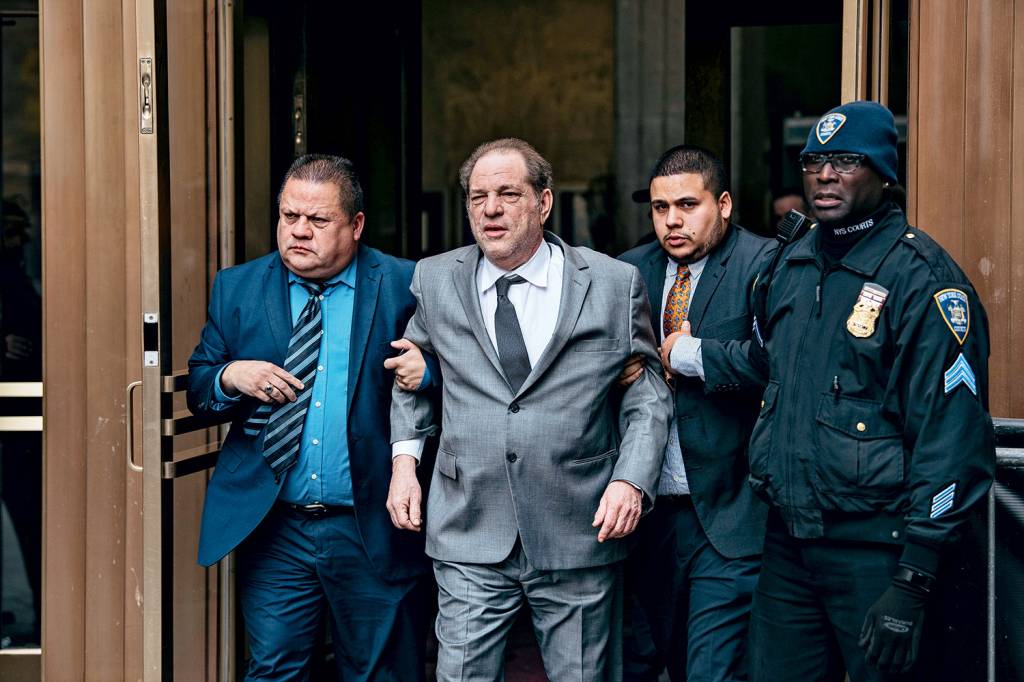 Harvey Weinstein é levado para prisão estadual em Nova York