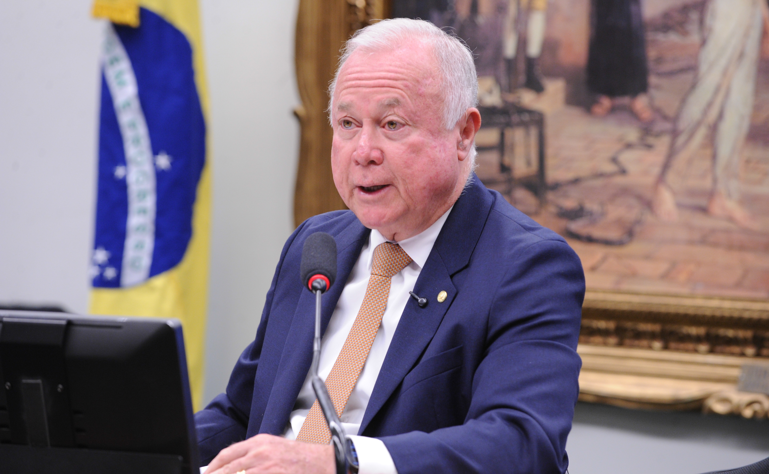 CCJ ignora corredores esvaziados da Câmara e analisa PEC do fim da escala 6×1