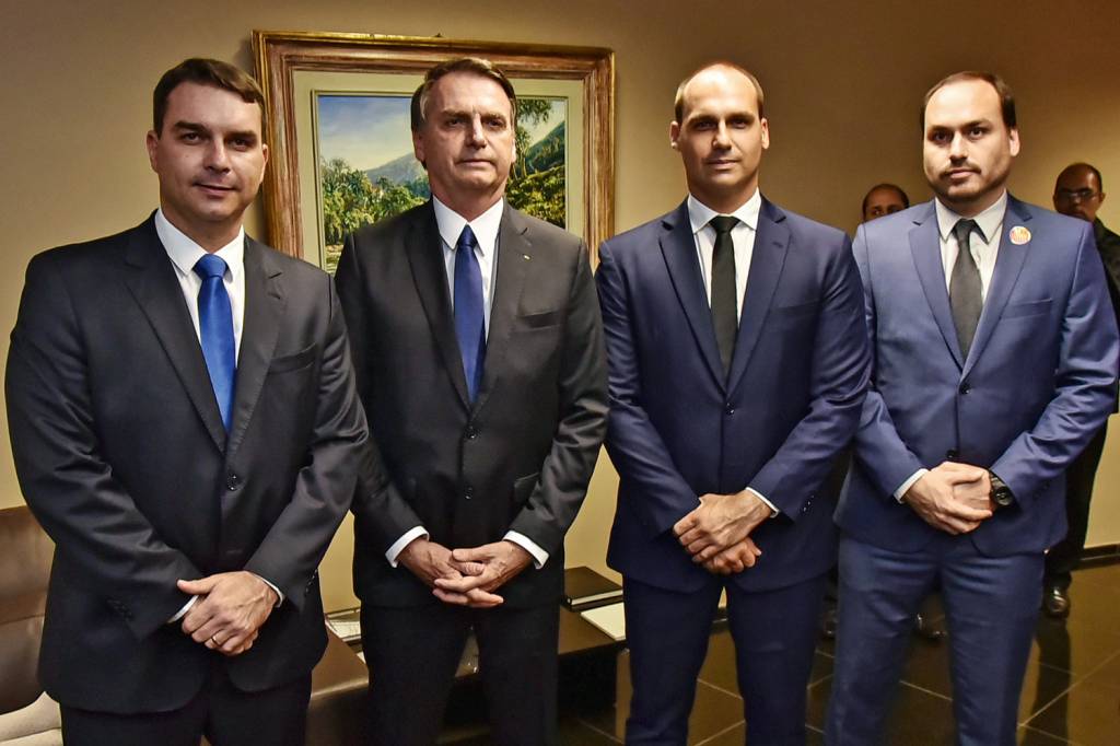 Família Bolsonaro O presidente Jair Bolsonaro e os filhos