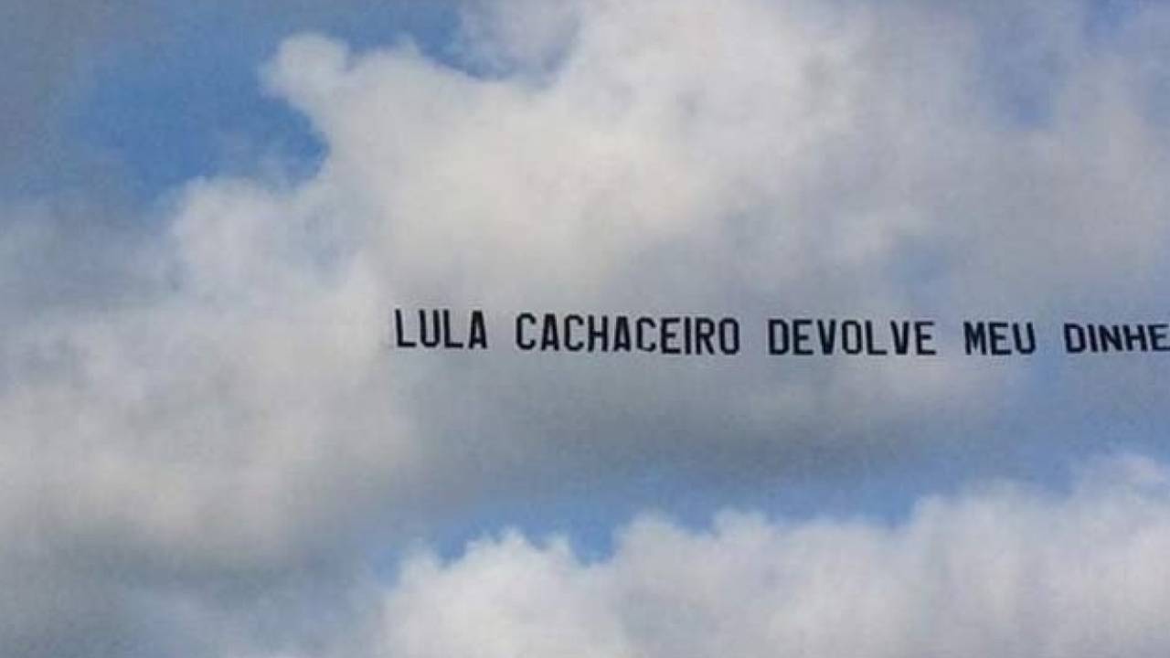 Avião faixa Lula
