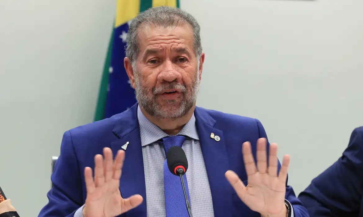 Ministro da Previdência, Carlos Lupi, fala em comissão na Câmara
