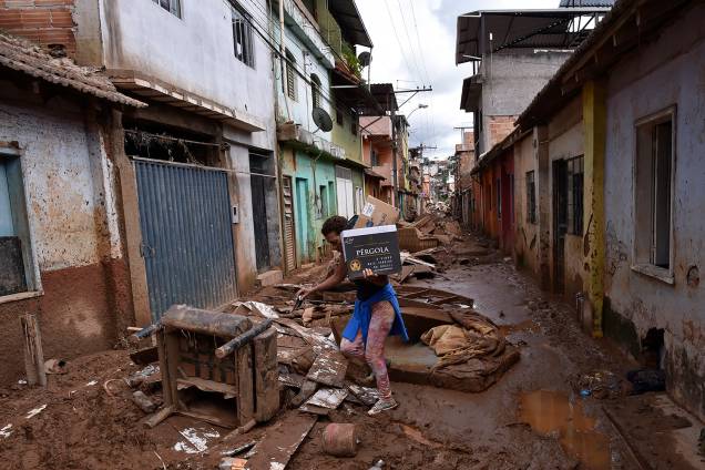 Um morador local caminha entre escombros após o transbordamento do córrego Da Prata devido a chuvas torrenciais, em Raposos, região metropolitana de Belo Horizonte, em 28 de janeiro Um morador local caminha entre escombros após o transbordamento do córrego Da Prata devido a chuvas torrenciais, em Raposos, região metropolitana de Belo Horizonte, em 28 de janeiro