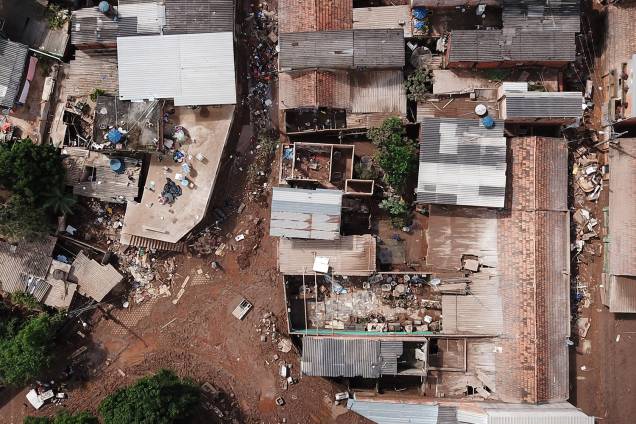 Vista aérea de danos após o transbordamento do córrego Da Prata devido a chuvas torrenciais, em Raposos, região metropolitana de Belo Horizonte, em 28 de janeiro Vista aérea de danos após o transbordamento do córrego Da Prata devido a chuvas torrenciais, em Raposos, região metropolitana de Belo Horizonte, em 28 de janeiro
