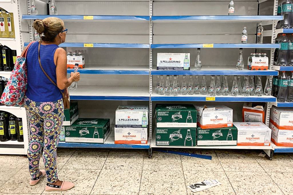 EM FALTA – Prateleiras vazias: a demanda por água mineral, usada agora para escovar os dentes e cozinhar, subiu 30% Prateleiras vazias em supermercado