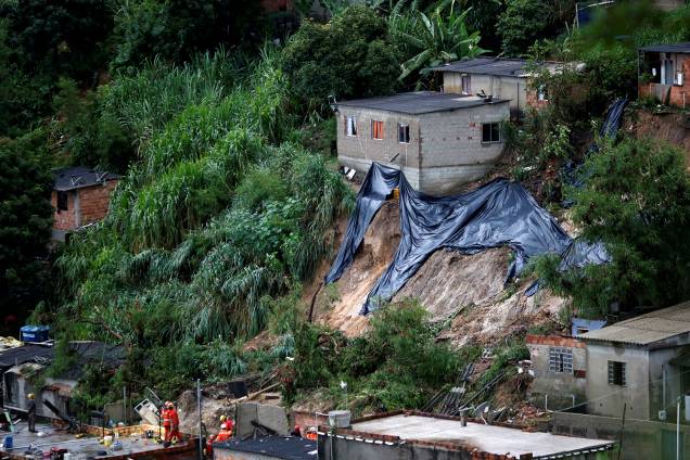 Equipes de resgate pesquisam o local de um deslizamento de terra, após fortes chuvas no bairro Vila Ideal em Belo Horizonte, em 24 de janeiro de 2020 Equipes de resgate pesquisam o local de um deslizamento de terra, após fortes chuvas no bairro Vila Ideal em Belo Horizonte, em 24 de janeiro de 2020