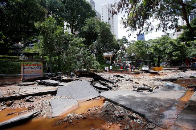 Rua é danificada após fortes inundações causadas por chuvas em Belo Horizonte Rua é danificada após fortes inundações causadas por chuvas em Belo Horizonte