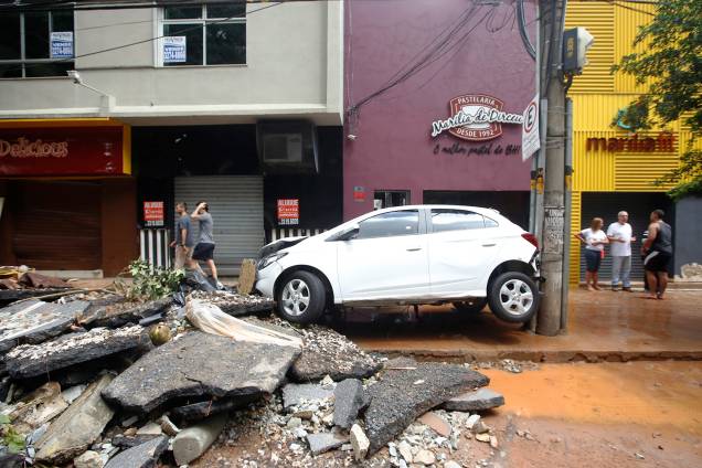Carro danificado após fortes inundações causadas por chuvas em Belo Horizonte Carro danificado após fortes inundações causadas por chuvas em Belo Horizonte