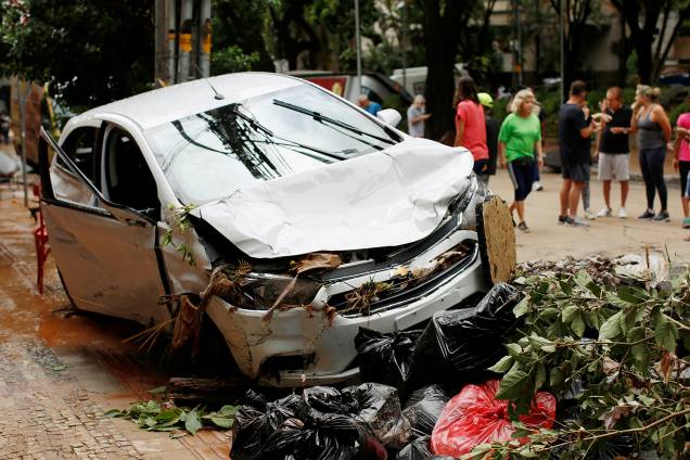 Carro danificado após fortes inundações causadas por chuvas em Belo Horizonte Carro danificado após fortes inundações causadas por chuvas em Belo Horizonte