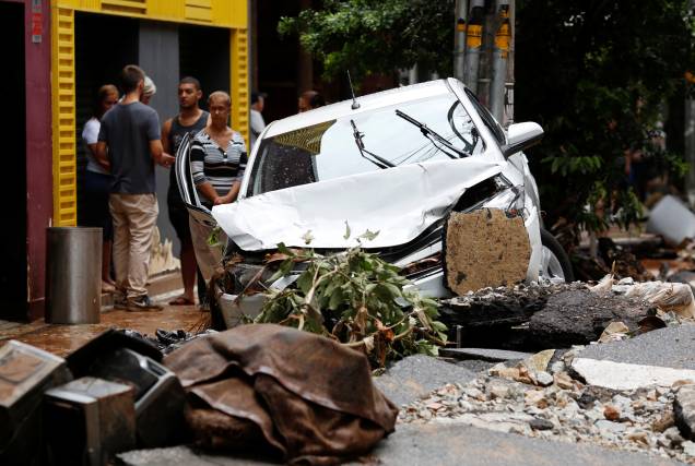 Carro danificado após fortes inundações causadas por chuvas em Belo Horizonte Carro danificado após fortes inundações causadas por chuvas em Belo Horizonte