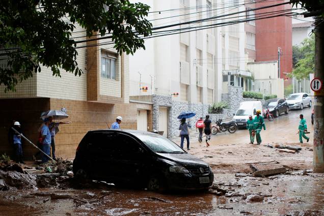 Carro danificado após fortes inundações causadas por chuvas em Belo Horizonte Carro danificado após fortes inundações causadas por chuvas em Belo Horizonte