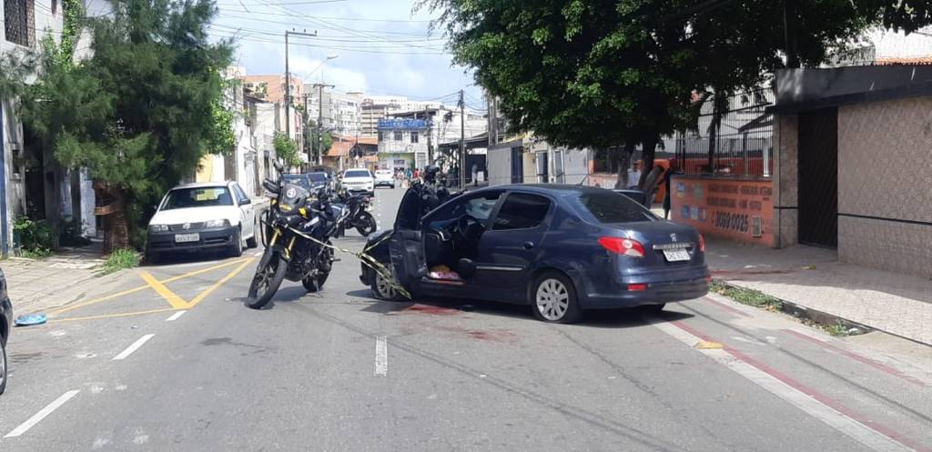 Marido atira em mulher e a joga de carro em movimento em Fortaleza