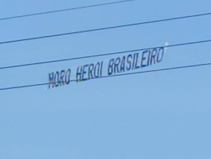 Festa bolsonarista em praia de SC tem ex-amigo de Lula e faixa pró-Moro