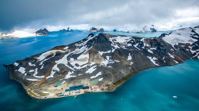 Vista aérea da ilha Rei George, onde fica localizada a base brasileira na Antártica Vista aérea da ilha Rei George, onde fica localizada a base brasileira na Antártica