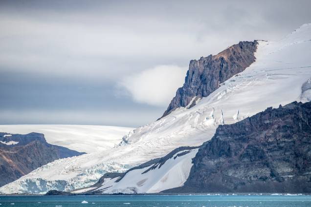 Percepção do recuo das geleiras: a superfície rochosa das montanhas começou a ganhar espaço em meio à neve e ao gelo Percepção do recuo das geleiras: a superfície rochosa das montanhas começou a ganhar espaço em meio à neve e ao gelo
