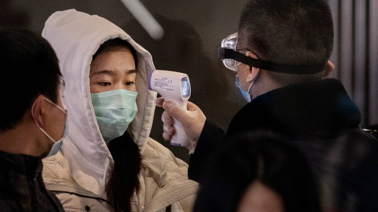 Surto de coronavírus na China: passageira que viajou de Wuhan para Beijing de trem tem temperatura corporal medida