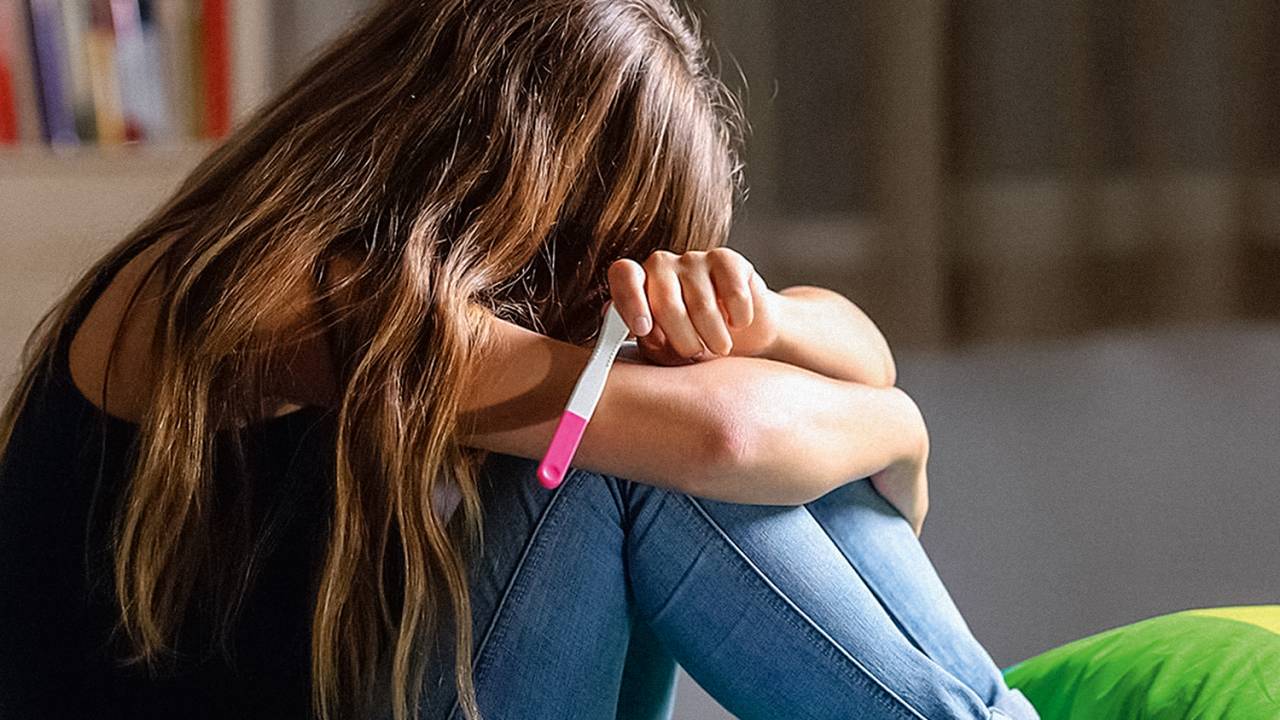 menina com teste de gravidez positivo