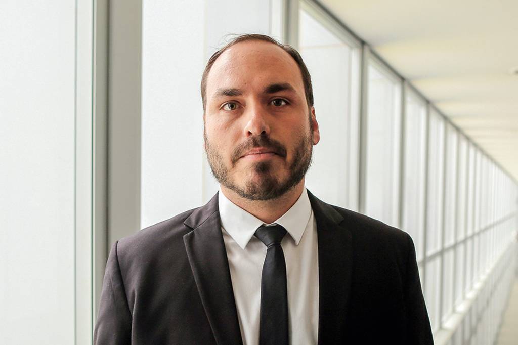 O protesto de Carlos Bolsonaro ao acompanhar o pai no hospital