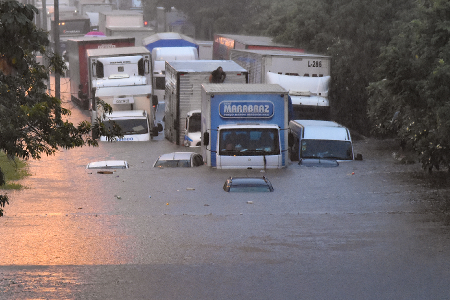 Alagamento Ponte das Bandeiras, na Marginal Tietê (1)