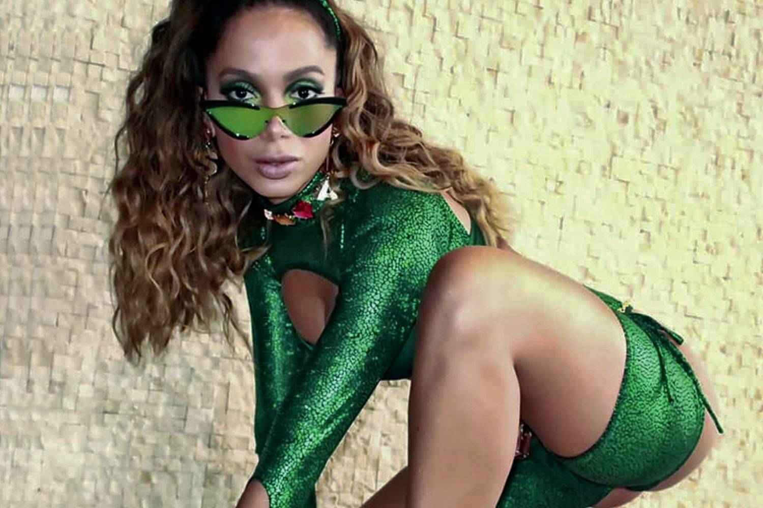 Anitta demonstra interesse em Murilo Benicio na web //