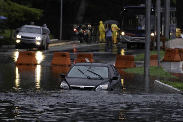 Carro ilhado na Marginal Pinheiros Carro ilhado na Marginal Pinheiros