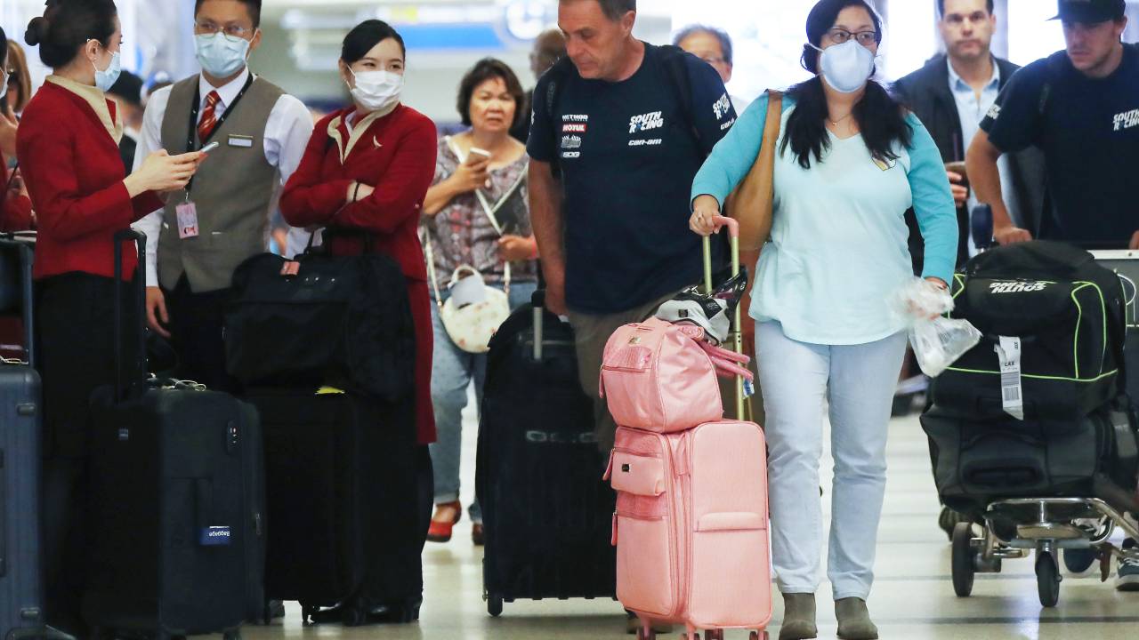 Viajantes internacionais no aeroporto de Los Angeles, nos Estados Unidos