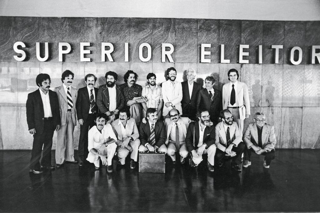 Integrantes do Partido dos Trabalhadores, no Tribunal Superior Eleitoral, após a.jpg Integrantes do Partido dos Trabalhadores, no Tribunal Superior Eleitoral, após a.jpg