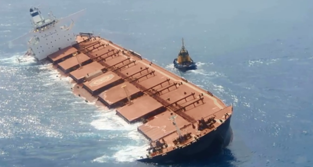 Mancha de óleo ao redor de navio encalhado não é de vazamento, diz Ibama