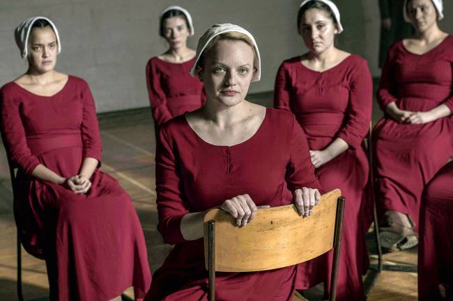 FORÇA - A atriz e as aias de The Handmaid’s Tale: o figurino virou item de protesto