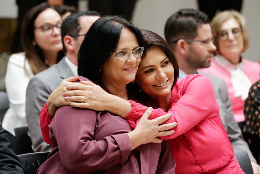 O bizarro relato que fez Damares e Michelle Bolsonaro chorarem