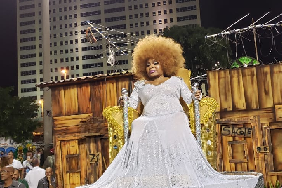 Elza Soares é homenageada da Mocidade e assistirá ao desfile em trono (25/02/2020)