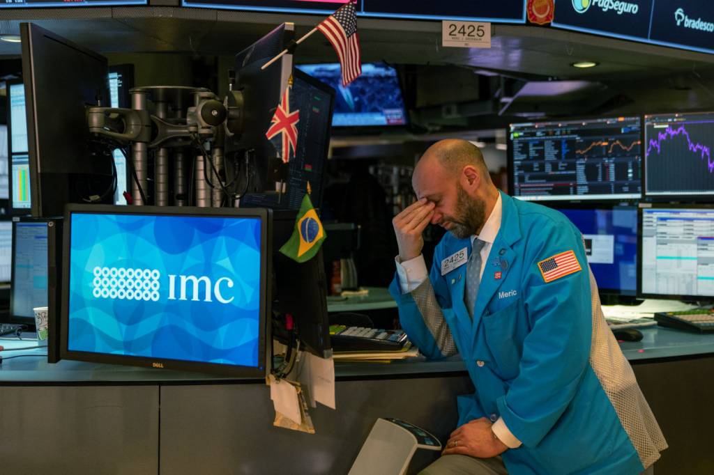 Como a ‘teoria das baratas’ derruba bolsas e amplia cautela nesta sexta-feira