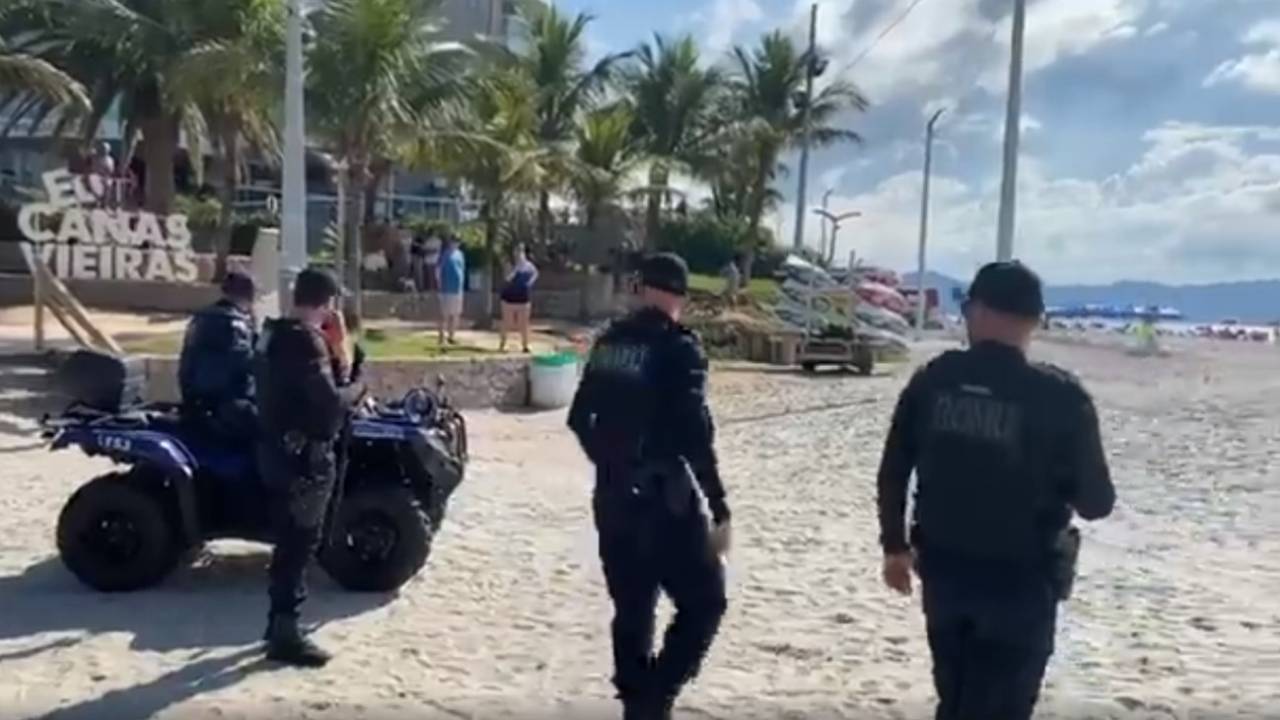 Guarda Civil Municipal fazendo a vistoria de quadriciclo na praia de Canasvieiras, em Florianópolis
