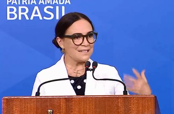 Regina Duarte toma posse na secretaria da Cultura