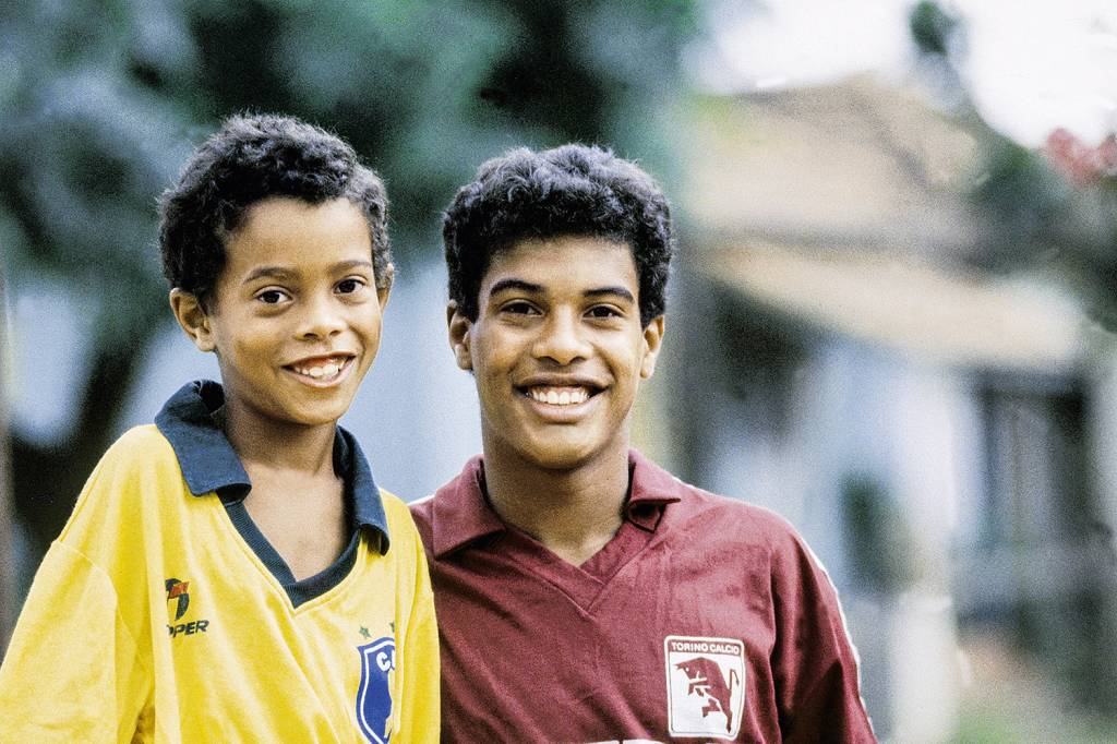 Ronaldinho-Gaúcho,-com-a-camisa-da-Seleção-Brasileira,-ao-lado-do-irmão Ronaldinho-Gaúcho,-com-a-camisa-da-Seleção-Brasileira,-ao-lado-do-irmão