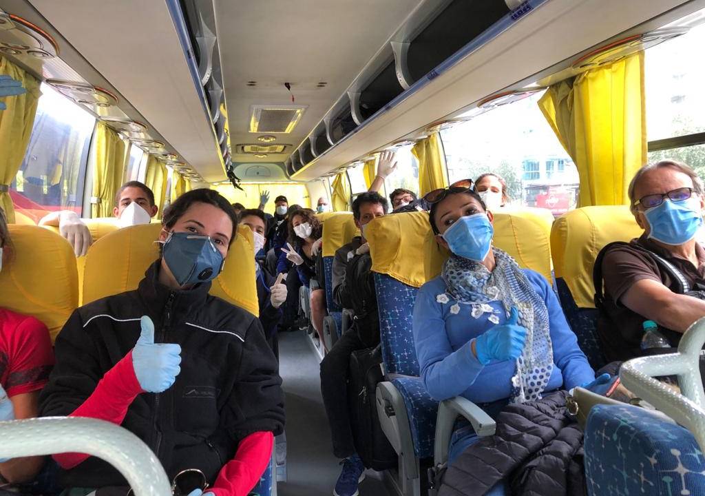 Brasileiros em ônibus fretado para transporte até o aeroporto: retorno nesta segunda-feira - 30/03/2020