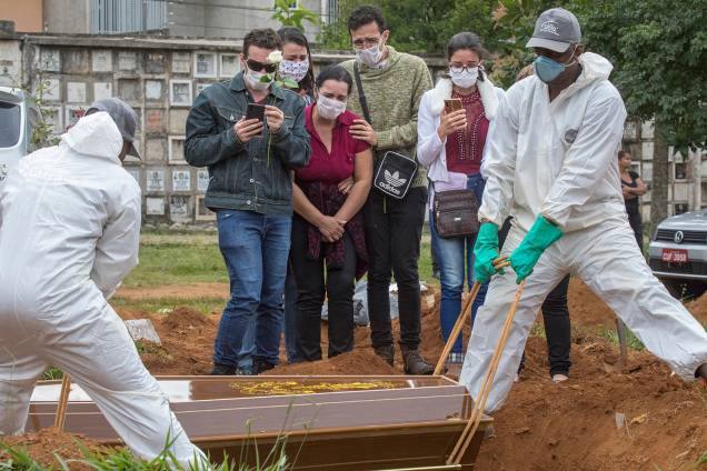 'Era minha a vida': Geovana Domingues durante o enterro de sua avó, Wilma Basseti, 76 anos, vítima do coronavírus, no Cemitério Vila Formosa, em São Paulo 'Era minha a vida': Geovana Domingues durante o enterro de sua avó, Wilma Basseti, 76 anos, vítima do coronavírus, no Cemitério Vila Formosa, em São Paulo