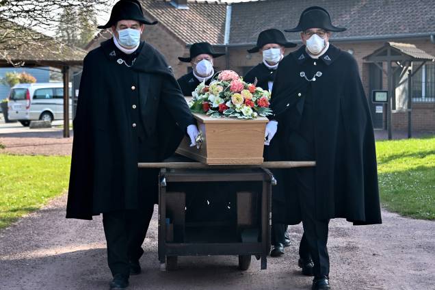 Cerimônia: Membros da Irmandade de Saint-Eloi de Bethune carregam um esquife em direcnao ao túmulo no cemitério Pierrette em Bethune, na França Cerimônia: Membros da Irmandade de Saint-Eloi de Bethune carregam um esquife em direcnao ao túmulo no cemitério Pierrette em Bethune, na França