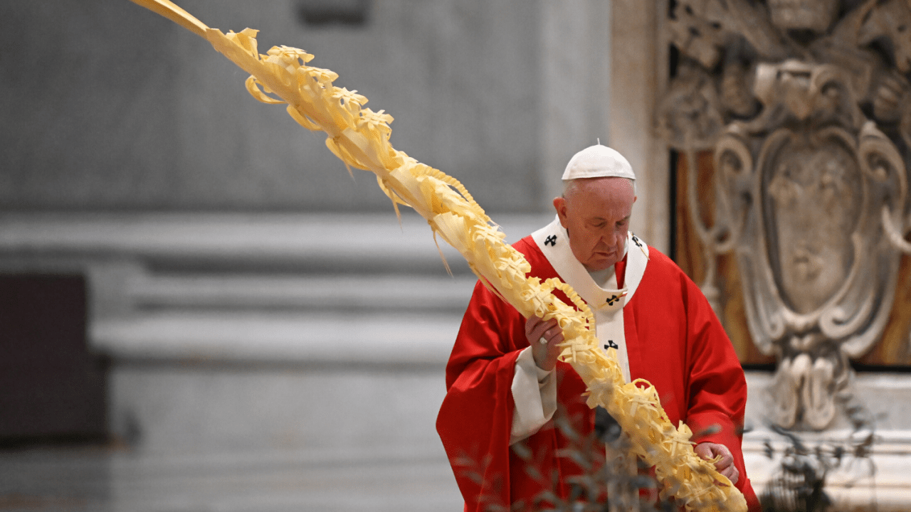 Papa Francisco celebra missa de Domingo de Ramos