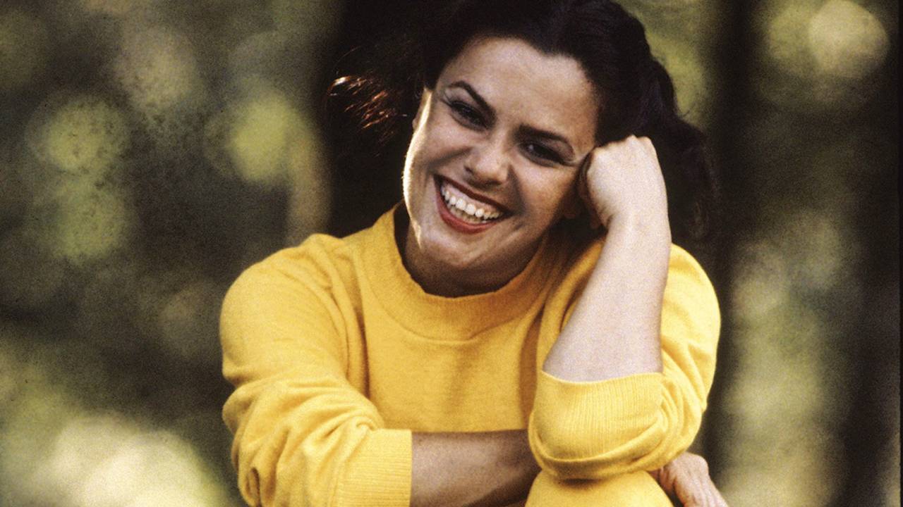 ELIS REGINA - Ano da morte: 1982 - O que a mantém viva: o excelente relacionamento dos filhos com os fãs, além de lançamentos recorrentes de material sobre a artista, como biografias, musical, filme, série de TV e reedição de álbuns clássicos