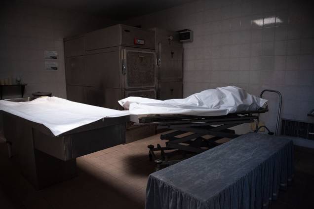 Respeito: O corpo de um homem de 86 anos é coberto com um lençol na câmara funerária do cemitério Chateauneuf-les-Martigues, no sul da França Respeito: O corpo de um homem de 86 anos é coberto com um lençol na câmara funerária do cemitério Chateauneuf-les-Martigues, no sul da França