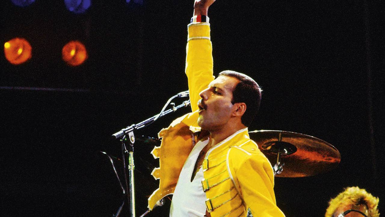 FREDDIE MERCURY - Ano da morte: 1991 - O que o mantém vivo: trabalhou incessantemente no fim da vida para produzir o máximo possível de material, que foi divulgado pelos colegas de banda postumamente. Hoje, o Queen continua excursionando e Mercury voltou à luz no filme Bohemian Rhapsody