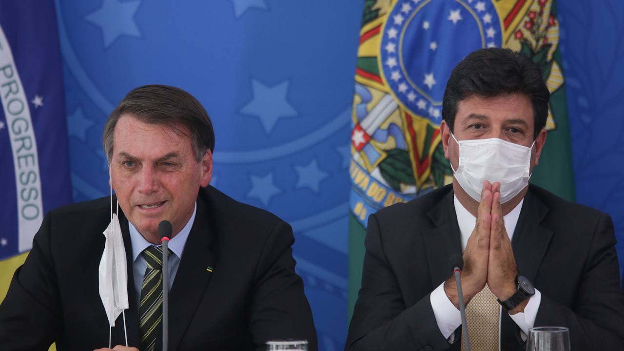 O presidente Jair Bolsonaro e o Ministro da Saúde, Luiz Henrique Mandetta, estão travando uma batalha em meio à guerra contra o coronavírus