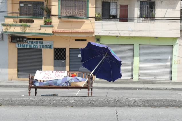 Indigência: O corpo de María Zamora abandonado em banco público, com uma placa de pedido de ajuda, em uma das principais ruas de Guayaquil Indigência: O corpo de María Zamora abandonado em banco público, com uma placa de pedido de ajuda, em uma das principais ruas de Guayaquil