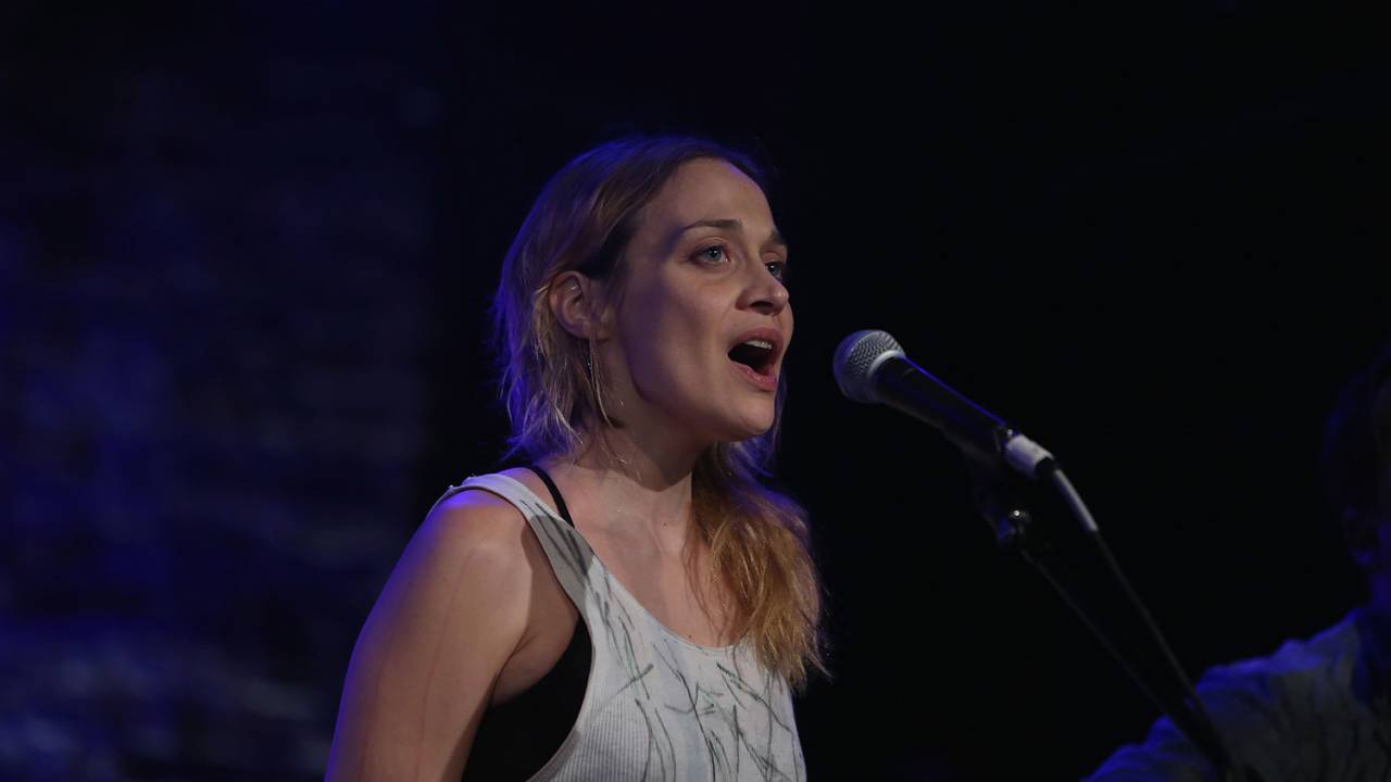 Fiona Apple: álbum com poesia certeira e “latidos de apoio”