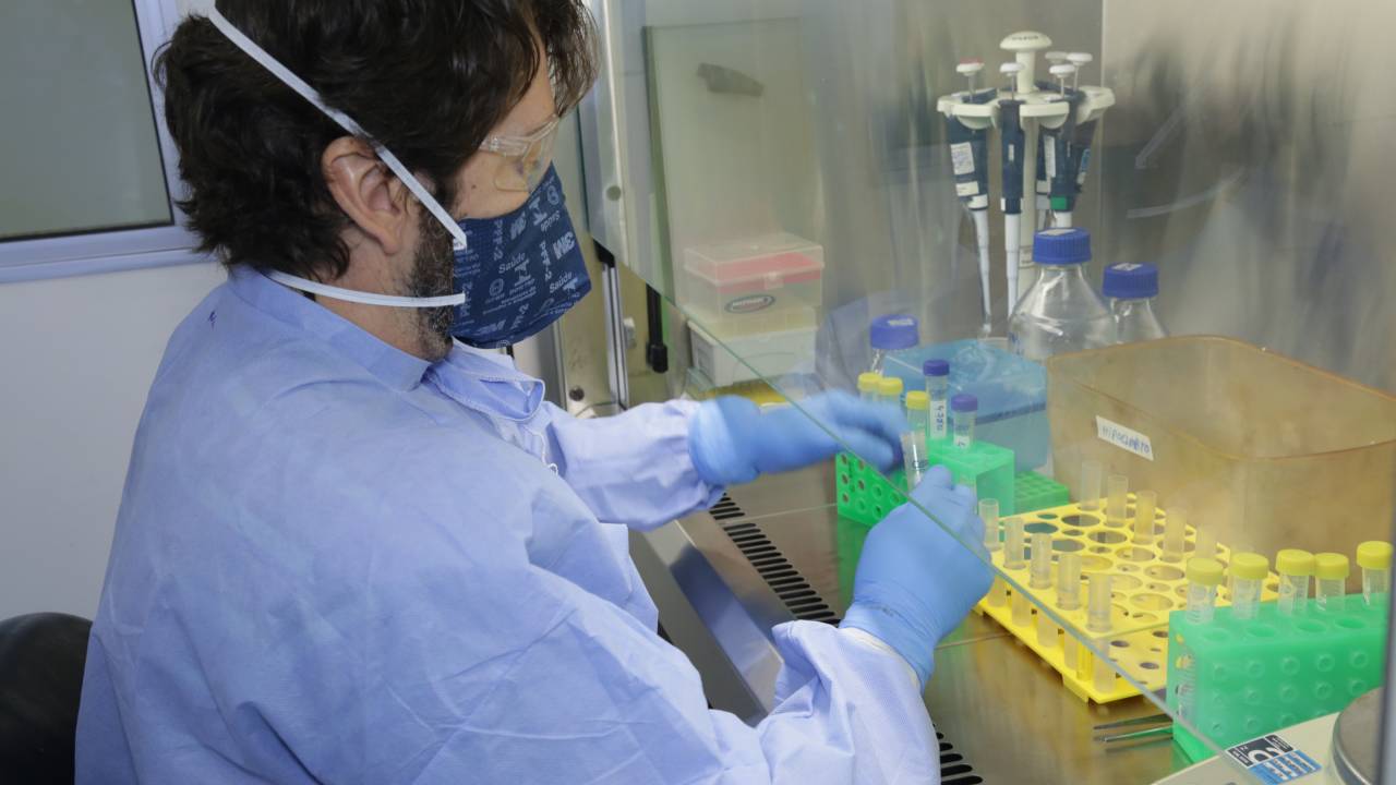 Centro de produção de Bio-Manguinhos, na Fiocruz: previsão de entrega de 100,4 milhões de doses da vacina contra Covid-19 no primeiro semestre