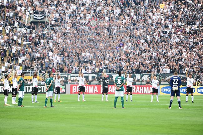 Jogadores do Corínthians durante homenagem ao ex-jogador Sócrates, morto aos 57