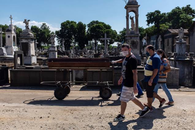 Em família: parentes de Carlos César Fernandes Brito, 42 anos, morto por suspeita de coronavírus, acompanham seu enterro no Cemitério do Caju, no Rio de Janeiro Em família: parentes de Carlos César Fernandes Brito, 42 anos, morto por suspeita de coronavírus, acompanham seu enterro no Cemitério do Caju, no Rio de Janeiro
