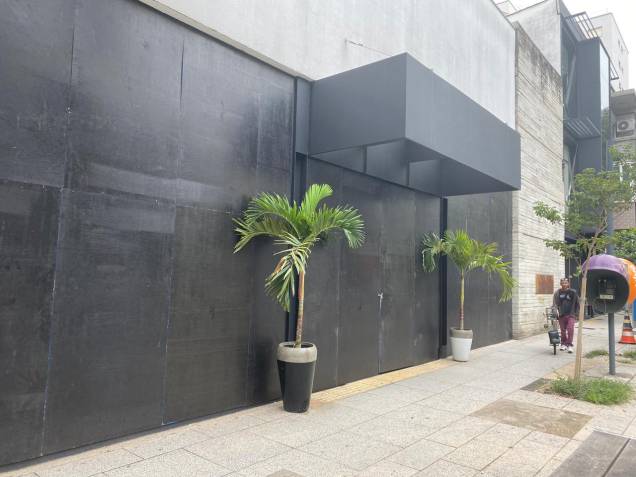 Fachada da Osklen, nos Jardins: tapumes foi colocado após unidade da marca de Ipanema ser roupada durante a quarentena do coronavírus Fachada da Osklen, nos Jardins: tapumes foi colocado após unidade da marca de Ipanema ser roupada durante a quarentena do coronavírus