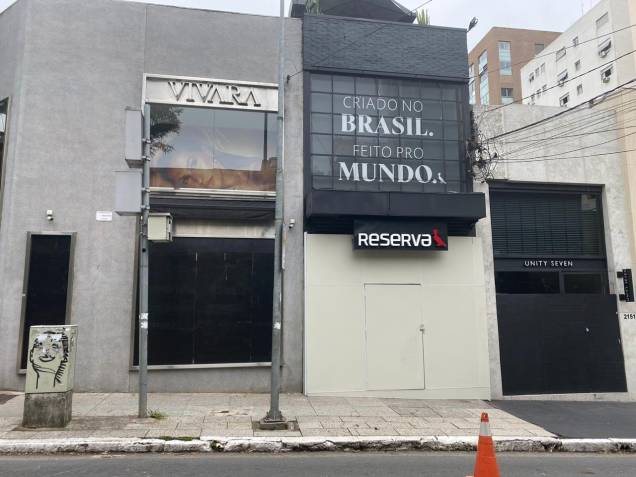 Tapumes nas fachadas da Vivara, Reserva e Unit Seven, na Rua Oscar Freire: medida para evitar saques durante a quarentena Tapumes nas fachadas da Vivara, Reserva e Unit Seven, na Rua Oscar Freire: medida para evitar saques durante a quarentena