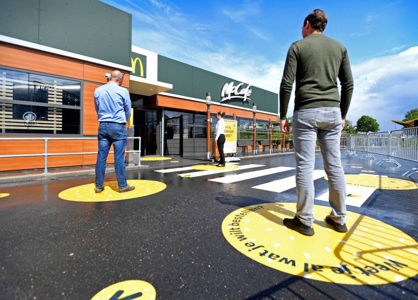 Um McDonald's em Arnhem, na Holanda, fez demarcações no chão para sinalizar onde os clientes devem esperar, de forma a manter uma distância segura entre si.